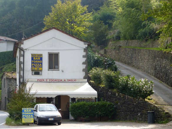Bread and pizza at Ponte a Serraglio
