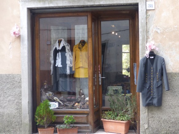 Charity shop Ponte a Serraglio